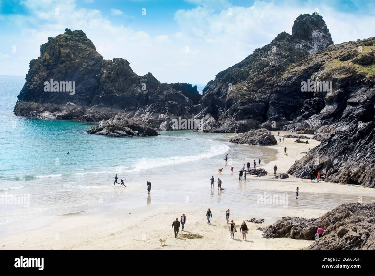 Die Szene in Kynance Cove auf der Lizard in Cornwall, als Touristen nach der Sperre im April 2021 an die Küste zurückkamen Stockfoto