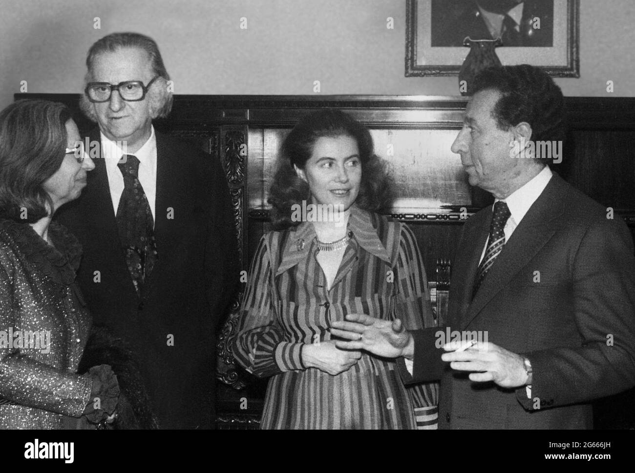 Bukarest, Rumänien, 1980. Zwei große Persönlichkeiten der rumänischen Kultur: Der Maler Corneliu Baba (links) und der Musiker Ion Voicu (rechts) mit ihren Frauen. Stockfoto