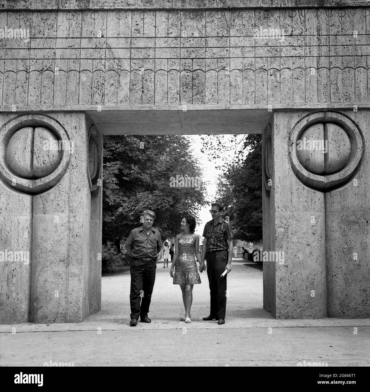 Targu Jiu, Rumänien, ca. 1973. Menschen durch das 'Tor des Kusses' ('Poarta sărutului'), berühmtes Werk des rumänischen Bildhauers Constantin Brâncuși. Stockfoto