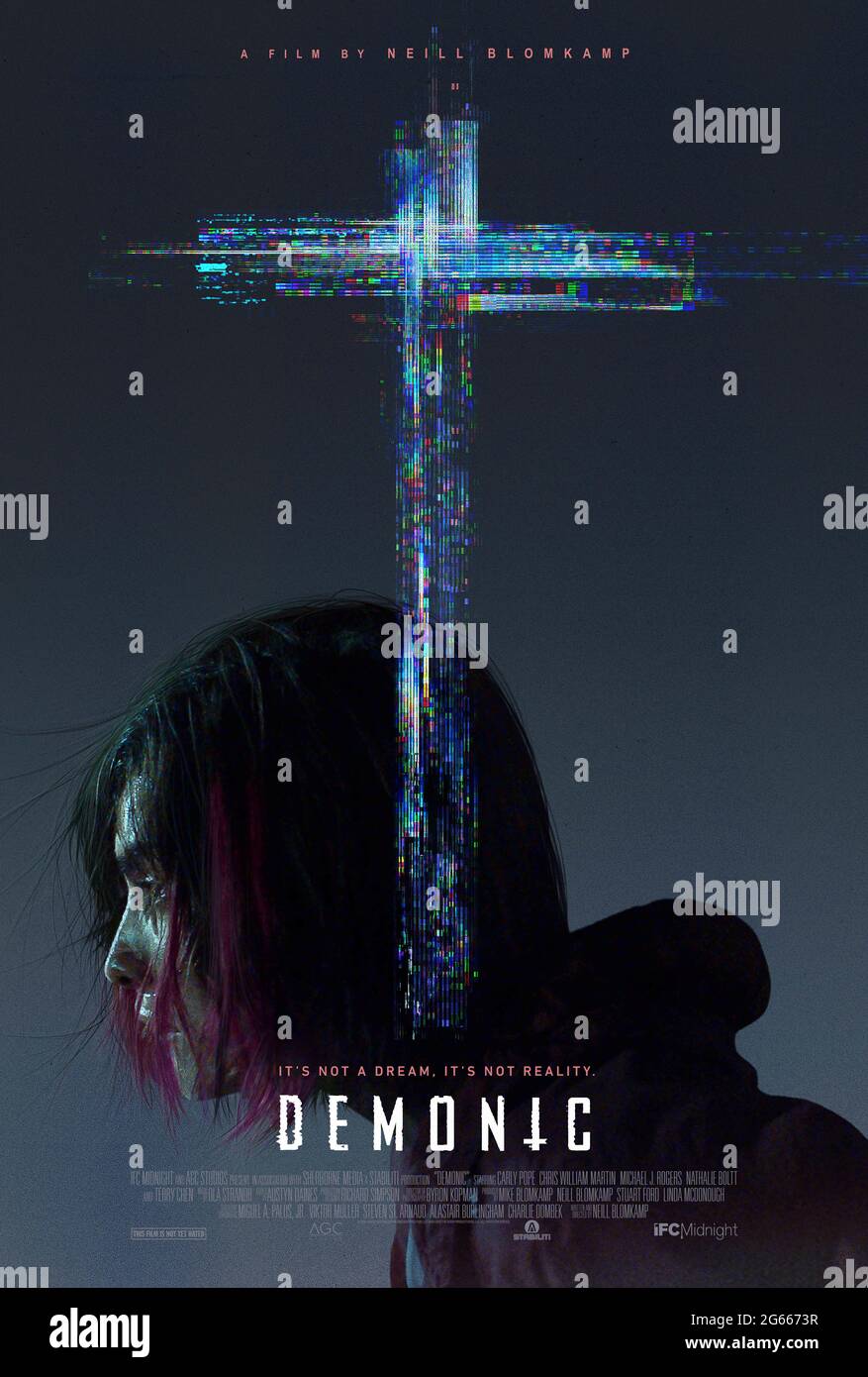 Demonic (2021) unter der Regie von Neill Blomkamp mit Carly Pope, Terry Chen und Nathalie Boltt. Kanadischer übernatürlicher Horror über eine Frau, die furchteinflößende Dämonen entfesselt. Stockfoto