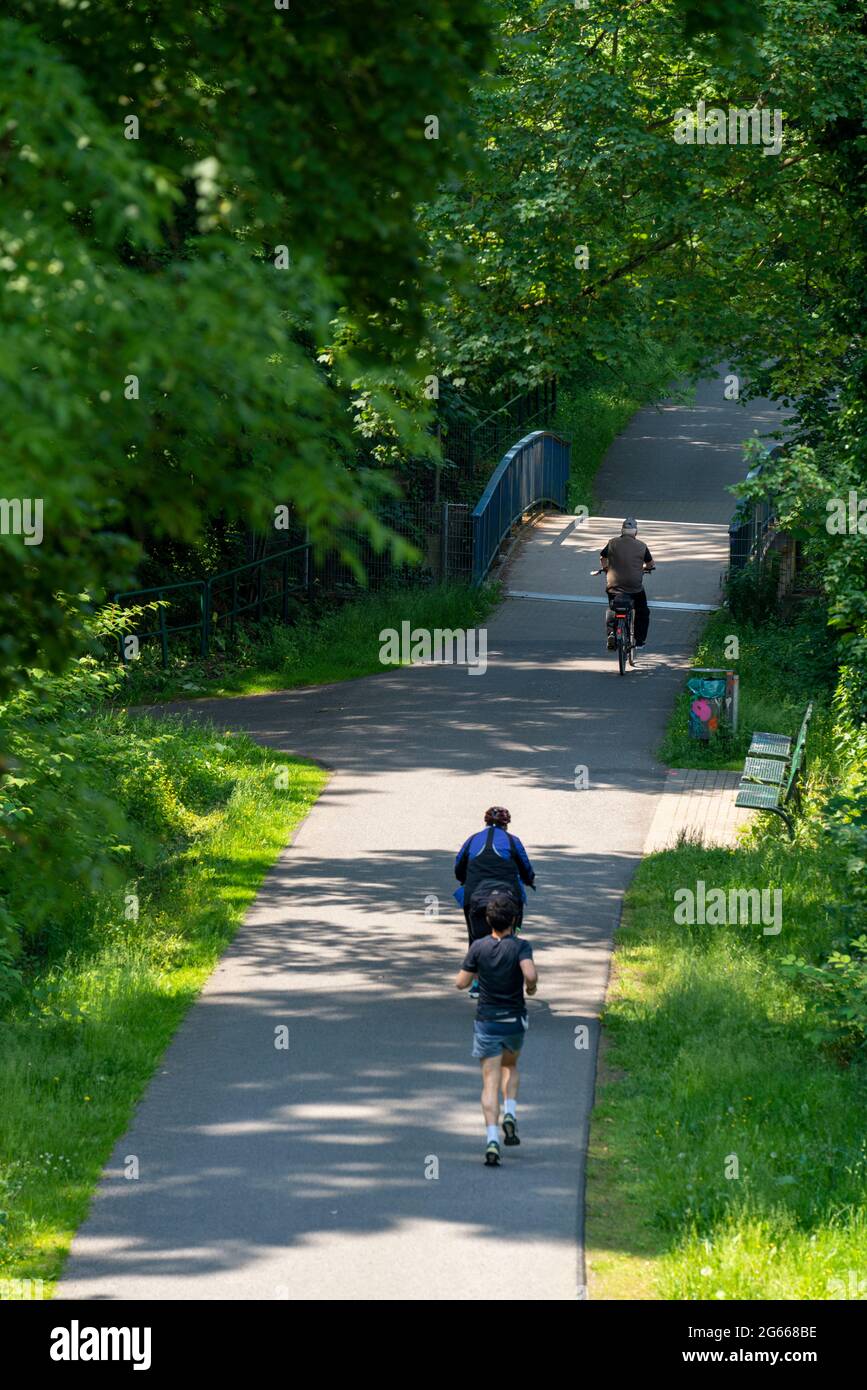 Die Grugatrasse, ehemalige Bahnstrecke, jetzt Radweg, Fußweg, von Mülheim über Essen-Rüttenscheid, nach Essen-Steele, Essen, NRW, Deutschland, Stockfoto