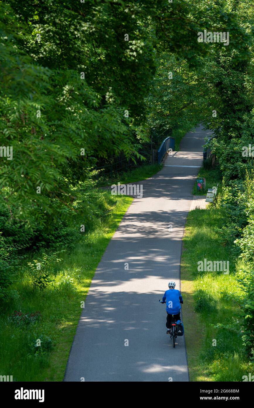Die Grugatrasse, ehemalige Bahnstrecke, jetzt Radweg, Fußweg, von Mülheim über Essen-Rüttenscheid, nach Essen-Steele, Essen, NRW, Deutschland, Stockfoto