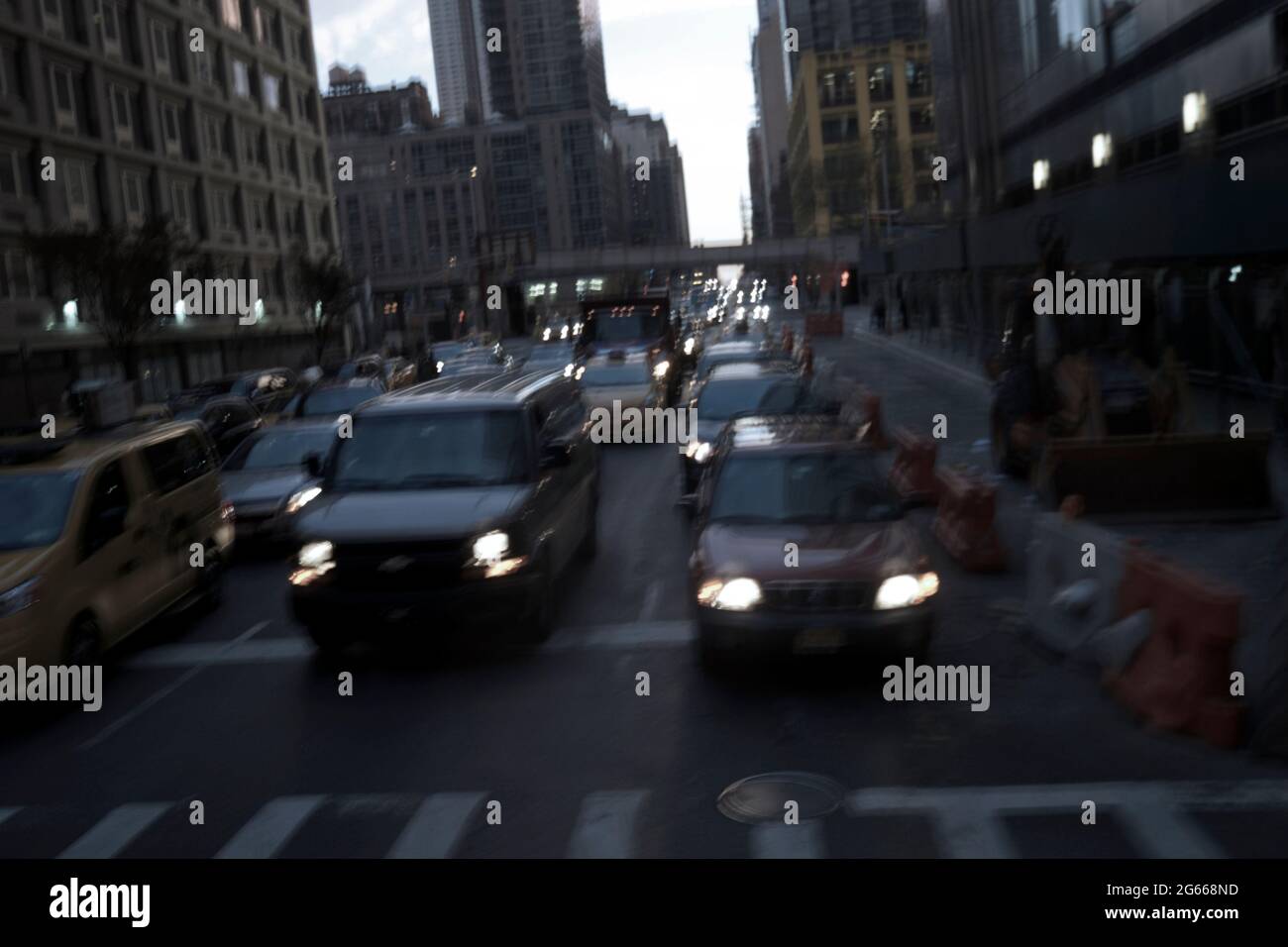 Verkehr in New York City in der Abenddämmerung. Stockfoto
