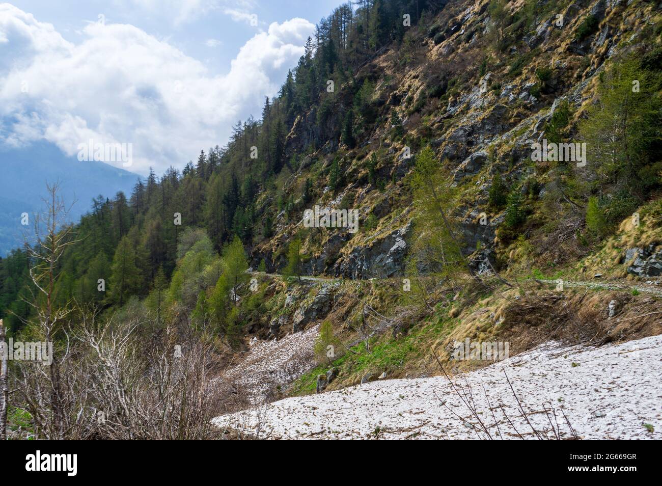 Wandern im Val D'Ayas, Aostatal Italien. Anfang juni bedeckte eine Schneerutsche den Wanderweg vollständig Stockfoto