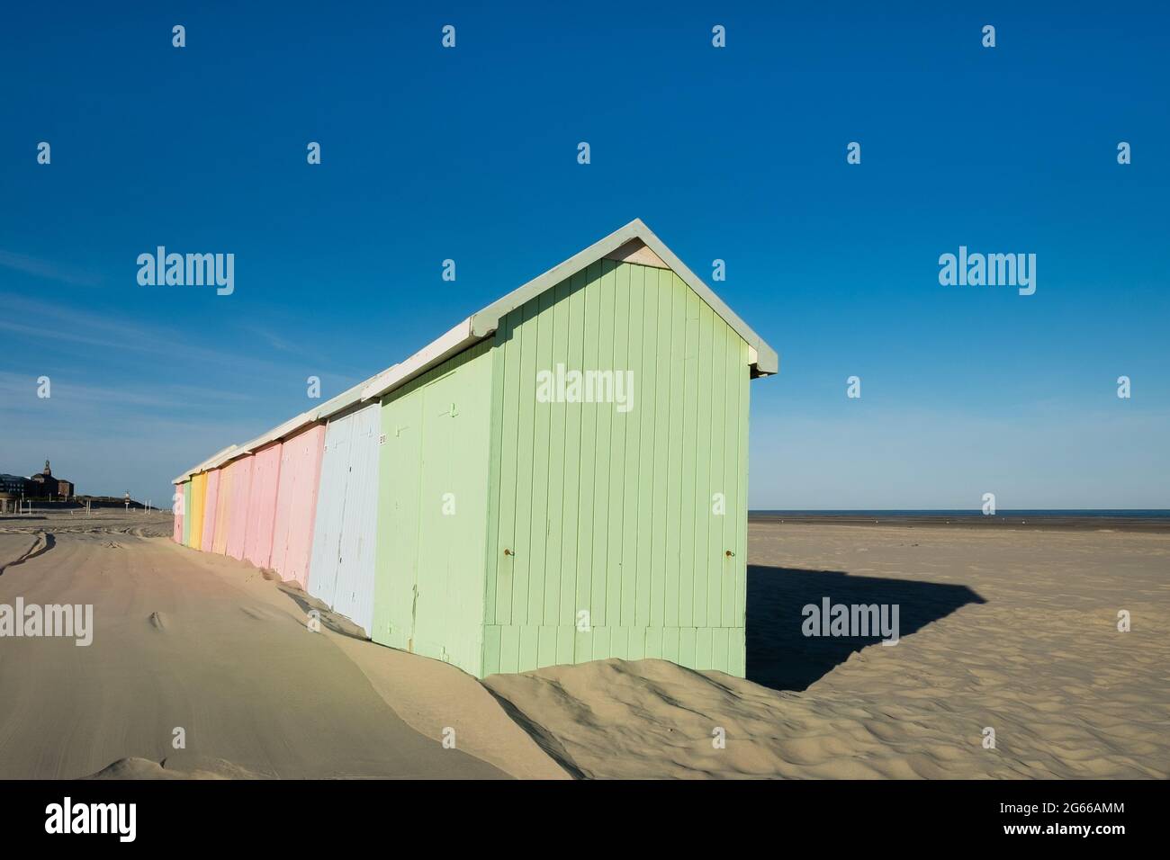 Bunte Strandhütten Reihen sich am einsamen Strand von an Berck in Frankreich Stockfoto