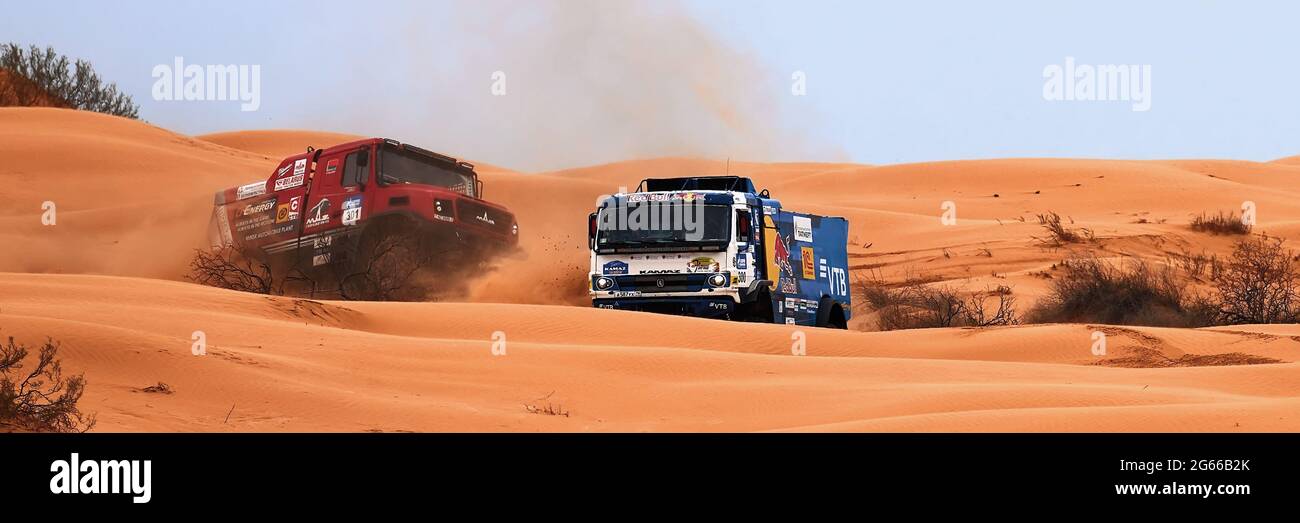 Die Rivalität zwischen Kamaz und Maz bei der Rallye. Der Sporttruck KAMAZ übersteht den schwierigen Teil der Strecke während des Rallye-Angriffs im Sand. DAS GOLD Stockfoto