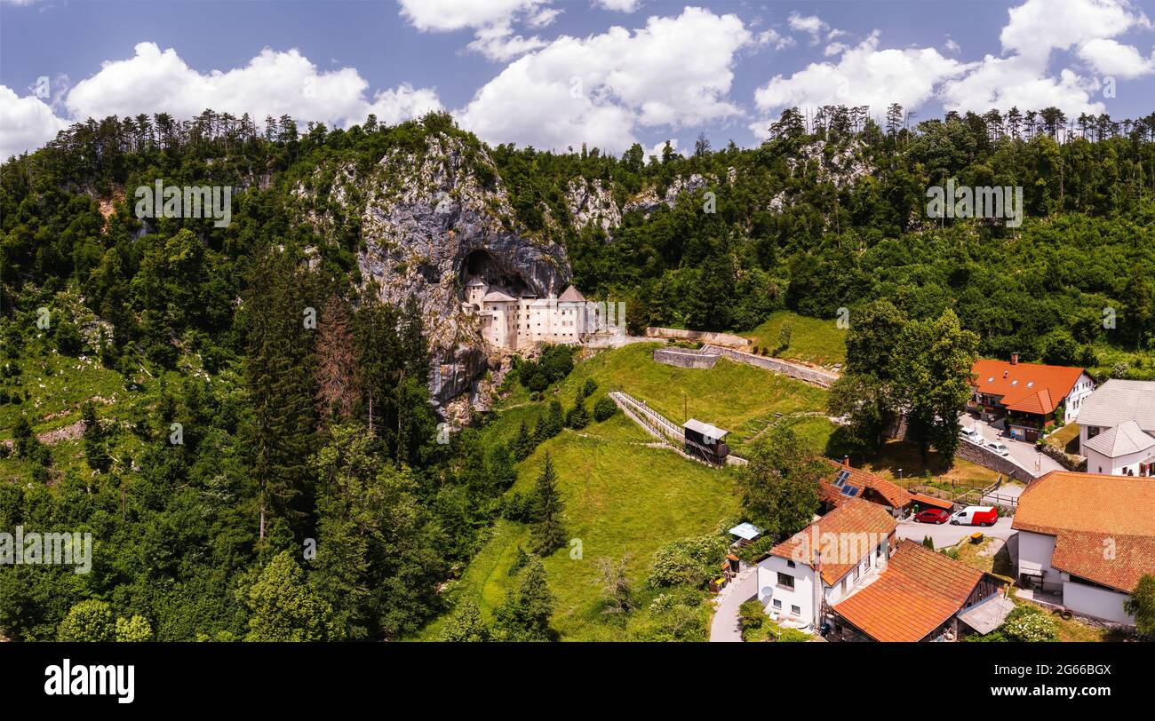 Predjama Burg ist eine einzigartige Höhle, die in einem Höhleneingang gebaut. Festung im Renessiance-Stil aus dem 12. Jahrhundert in den Julischen apls-Bergen Sloweniens. Einer von Stockfoto