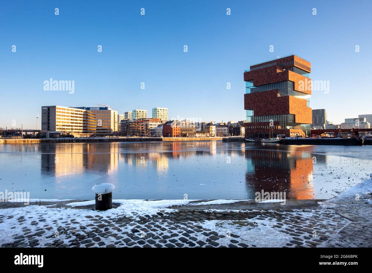 Antwerpen, Belgien - 14. Februar 2021: Das Mas Museum im Zentrum von Antwerpen an einem Wintertag. Stockfoto