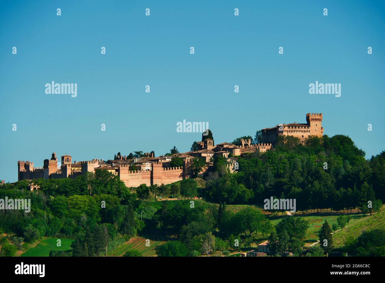 Ansicht von Gradara mit Verteidigungsmauern und Schloss, Region Marken, Italien Stockfoto