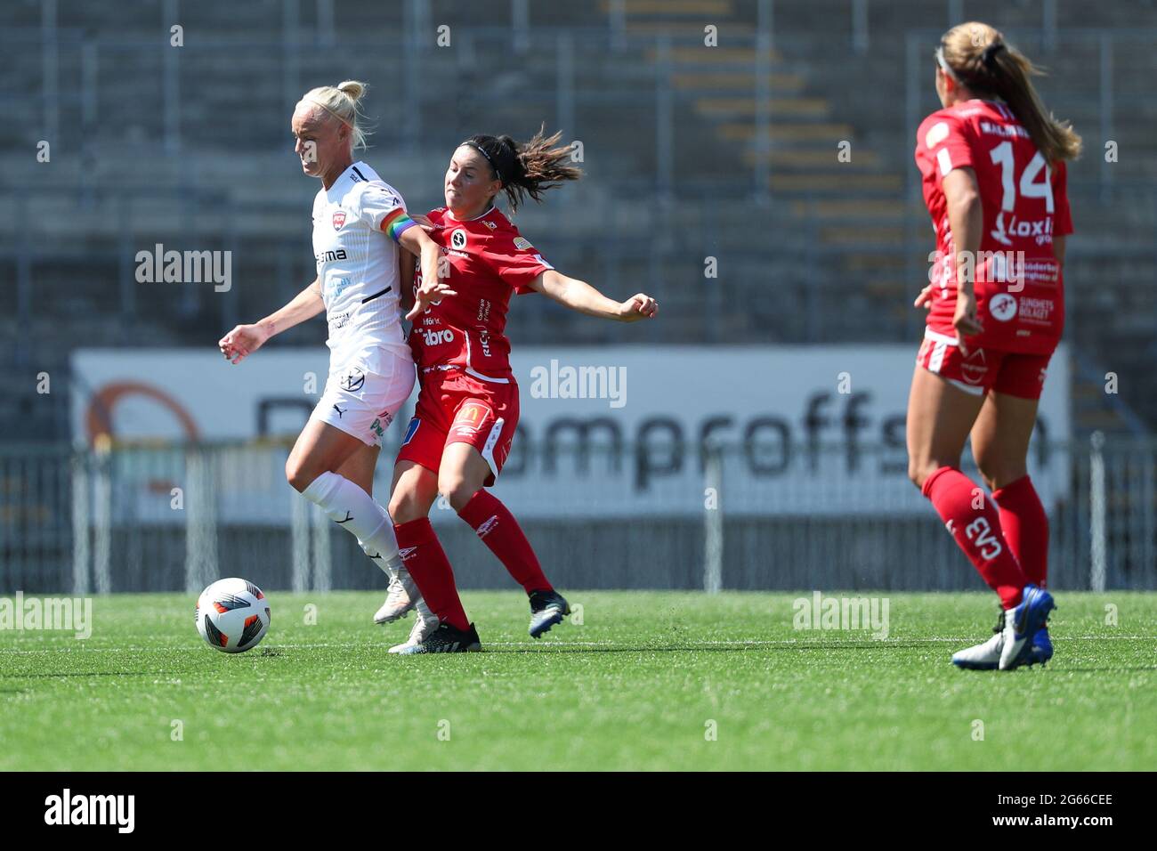 Orebro, Schweden. Juli 2021. Caroline Seger (17 Rosengard) in einem Kampf gegen Emilia Pelgander (19 Orebro) während eines Spiels am 3. Juli 2021 zwischen KIF Orebro DFF und FC Rosengard in der Behrn Arena in Orebro, Schweden Quelle: SPP Sport Pressefoto. /Alamy Live News Stockfoto