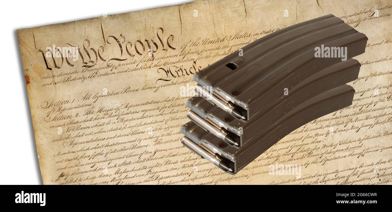 3-D-Illustration mit dem Public-Domain-Image der US-Verfassung mit drei hochkapazitätsstarken AR-15-Magazinen. Stockfoto