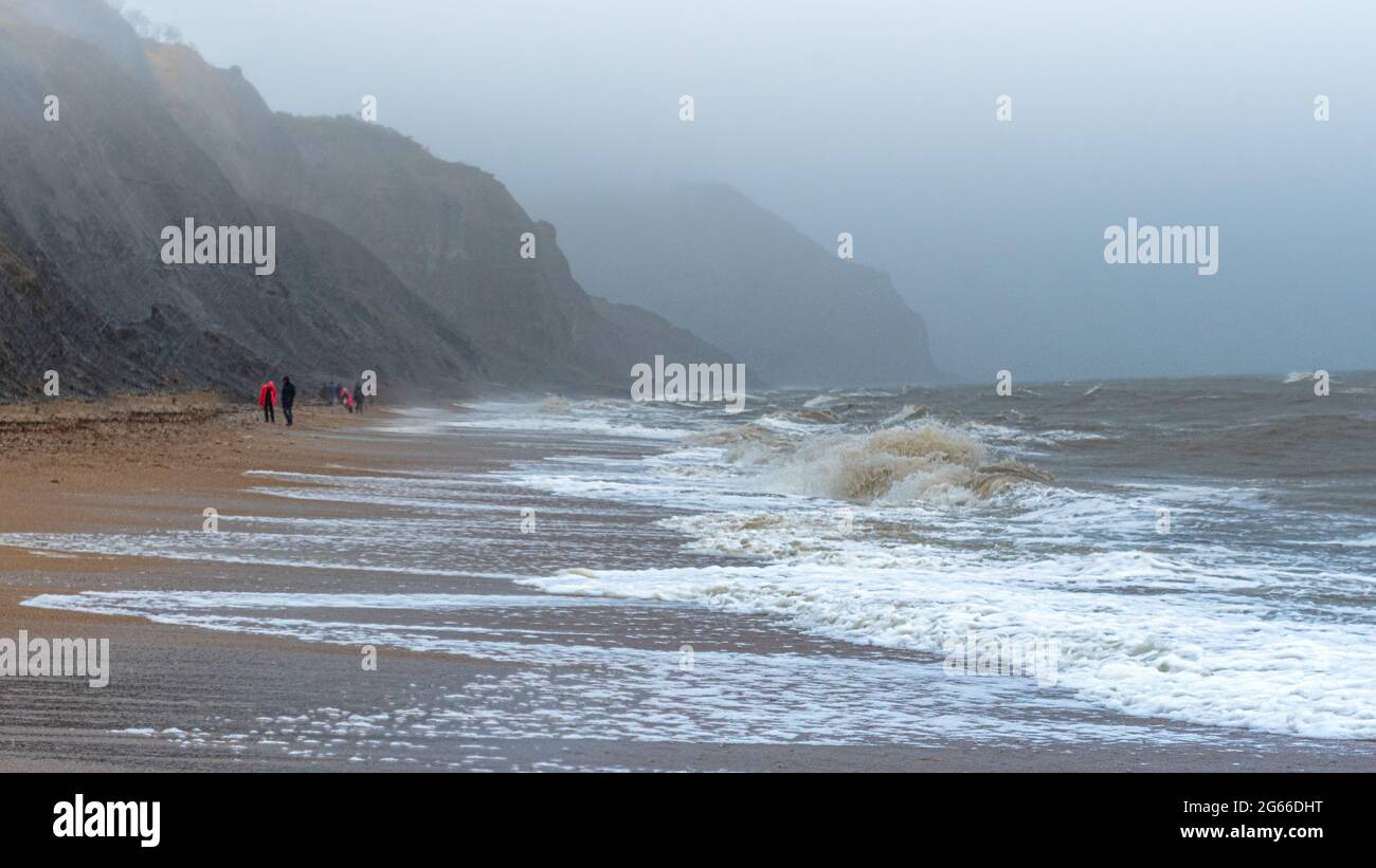 Stürmisches Wetter am Charmouth Beach, Charmouth, Dorset, England, Großbritannien Stockfoto