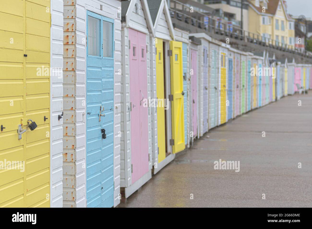 Die bemalten Strandhütten bei Lyme Regis, Dorset, England Stockfoto