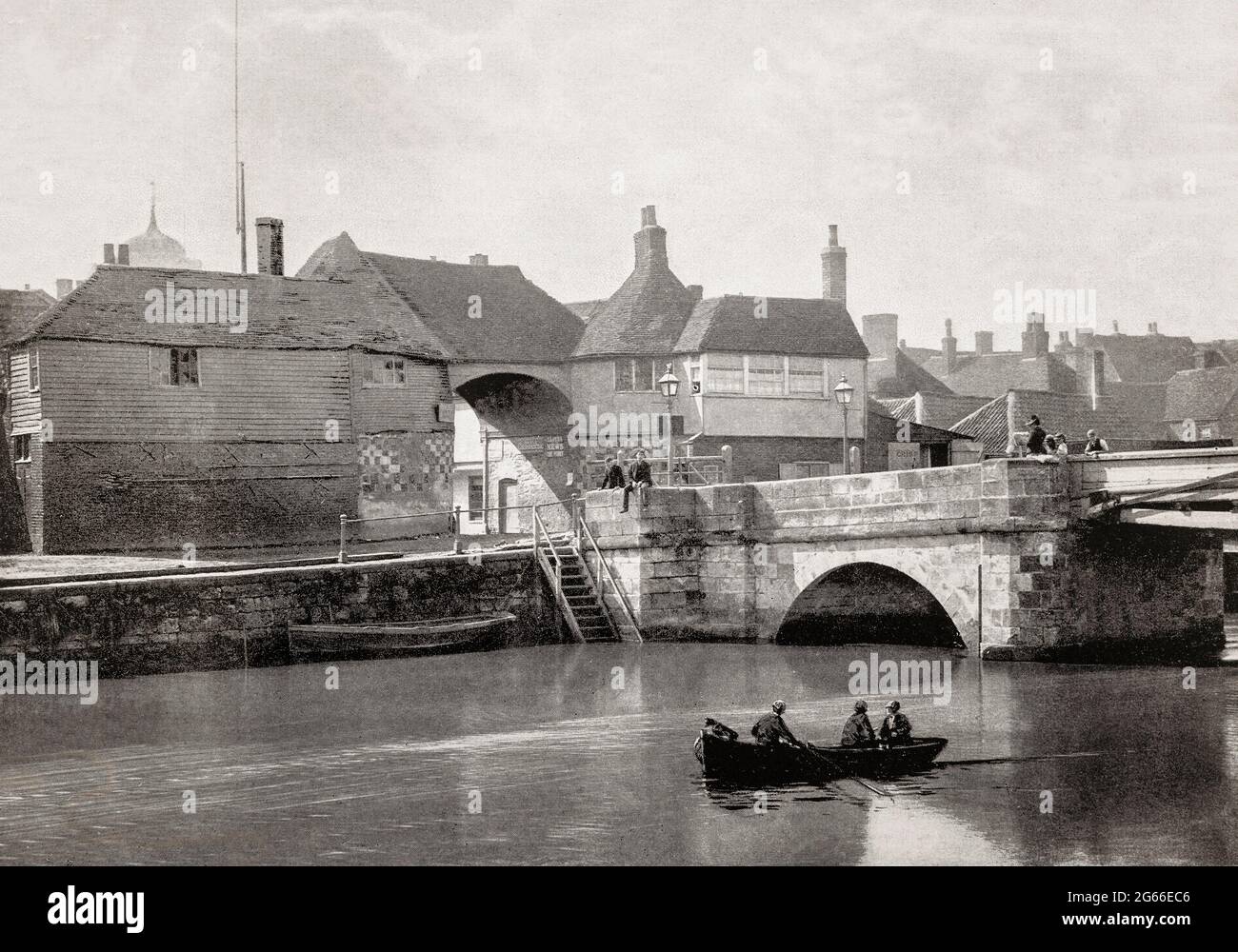 Eine Ansicht des Flusses Stour aus dem späten 19. Jahrhundert und des Barbican-Tores aus dem 14. Jahrhundert, das Ende des 14. Jahrhunderts erbaut und später vom Mautsammler für die Sandwich toll Bridge in Sandwich, Kent, England, besetzt wurde. Sandwich war einer der Cinque Ports und gab auch seinen Namen auf das Essen durch John Montagu, 4. Earl of Sandwich, und das Wort Sandwich ist jetzt in mehreren Sprachen gefunden. Stockfoto