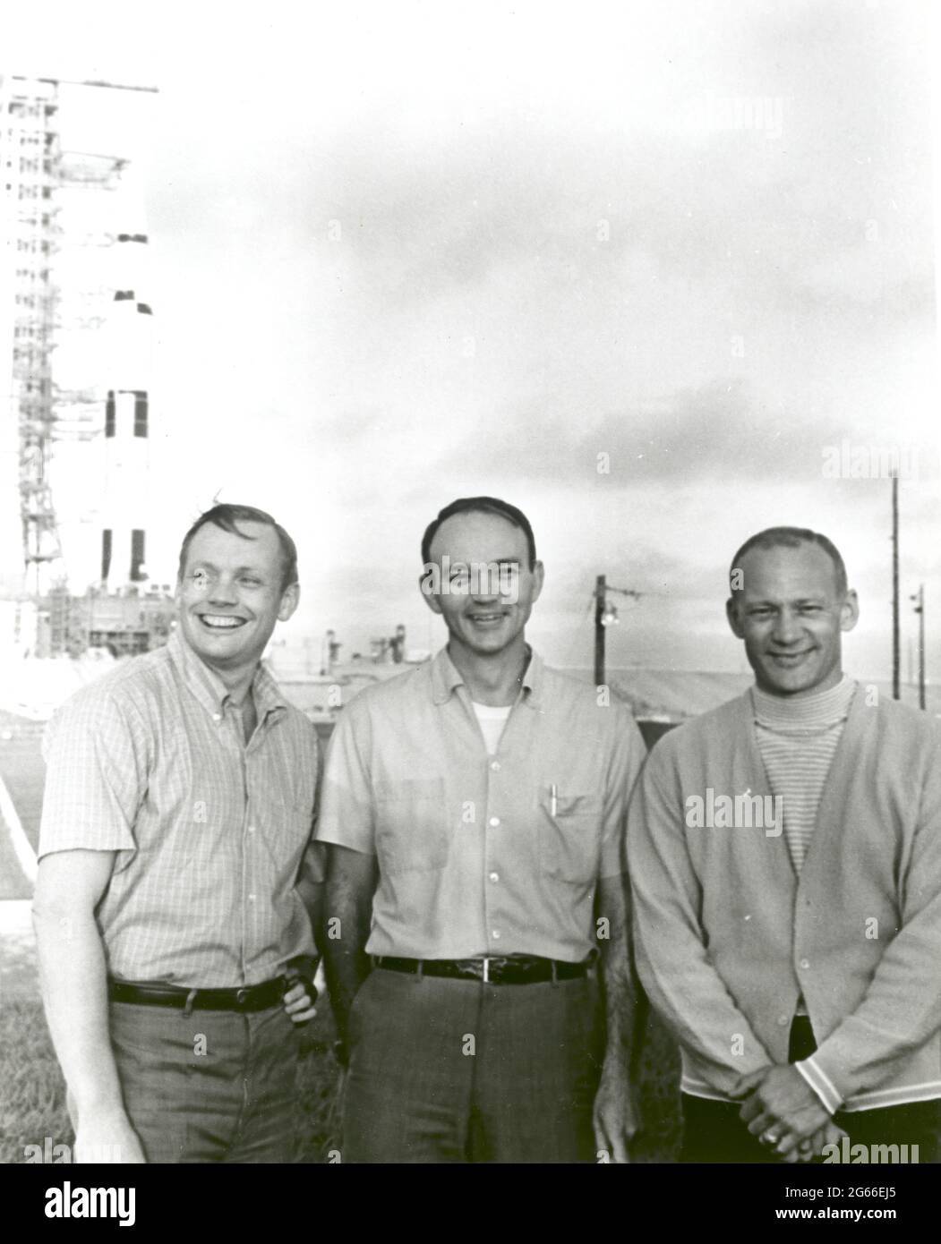 NASA Apollo 11 Flugbesatzung, Neil A. Armstrong, Kommandant; Michael Collins, Befehl Modul-Pilot; und Buzz Aldrin, Lunar Module pilot Stand in der Nähe von Apollo/Saturn V-Raumfahrzeug, das sie schließlich in den Weltraum auf Juli tragen 16,1969. Stockfoto