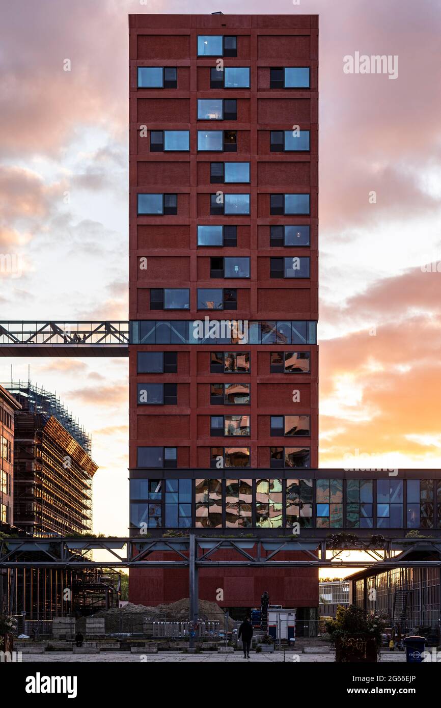 Eindhoven, Niederlande, 27. Mai 2021. Strijp S mit einem sozialen Hochhaus und einer Brücke, die die Bewohner der Stadt Brabant verbindet Stockfoto