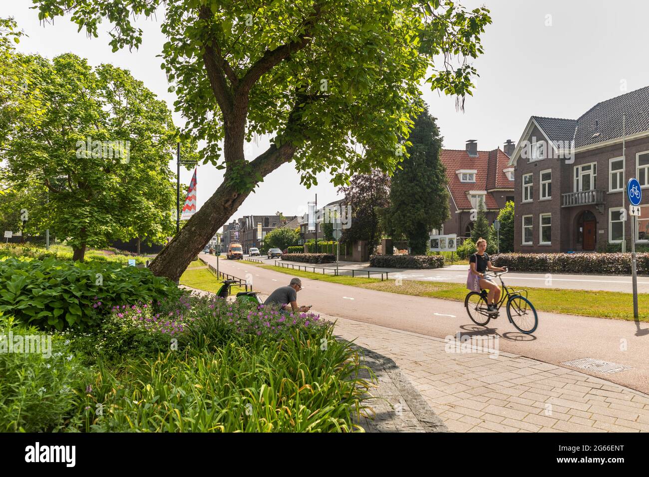 Eindhoven Niederlande 18 Juni 2021 Eine Strasse Im Zentrum Von Eindhoven Stadt Mit Hausern Baumen Grun Blumen Und Madchen Auf Einem Fahrrad Radfahren O Stockfotografie Alamy