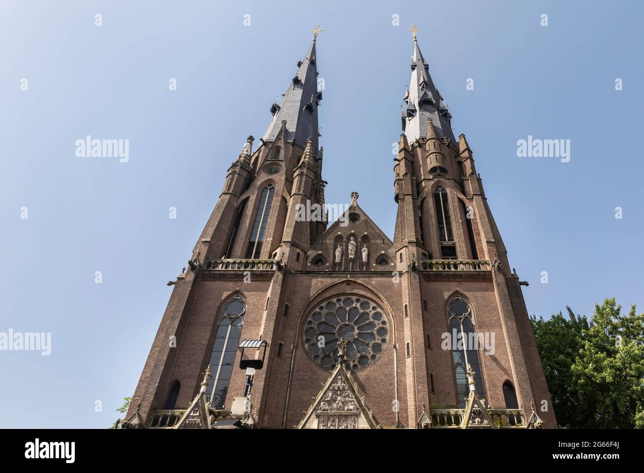 Eindhoven, Niederlande 18. Juni 2021. Catherinakerk Kirche im Stadtzentrum, gotischer Baustil mit zwei Türmen an einem sonnigen Tag und einem Bl Stockfoto