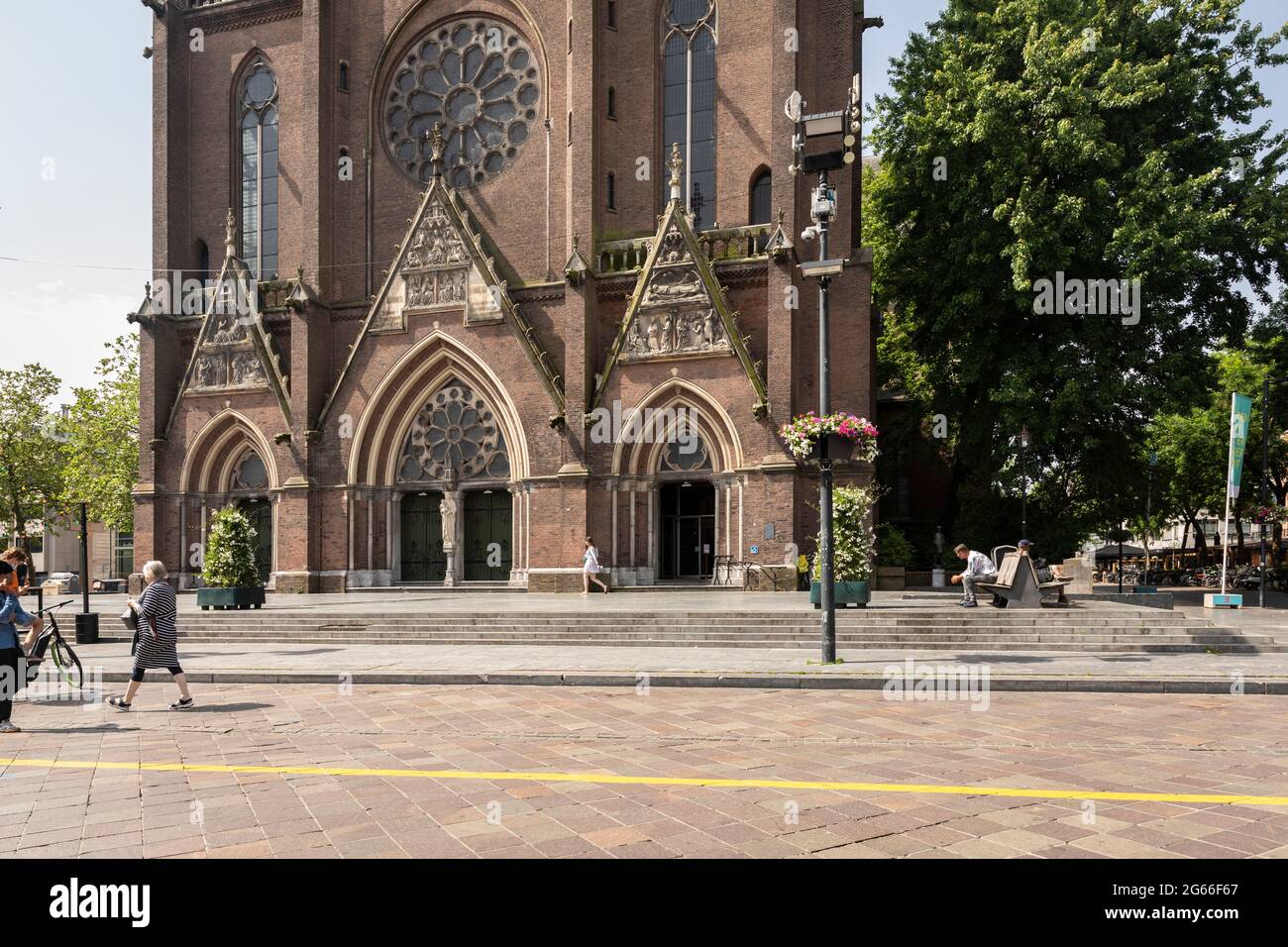 Eindhoven, Niederlande 18. Juni 2021. Catherinakerk Kirche im Stadtzentrum, gotischer Baustil mit Menschen, die auf dem Platz in Fr. Stockfoto
