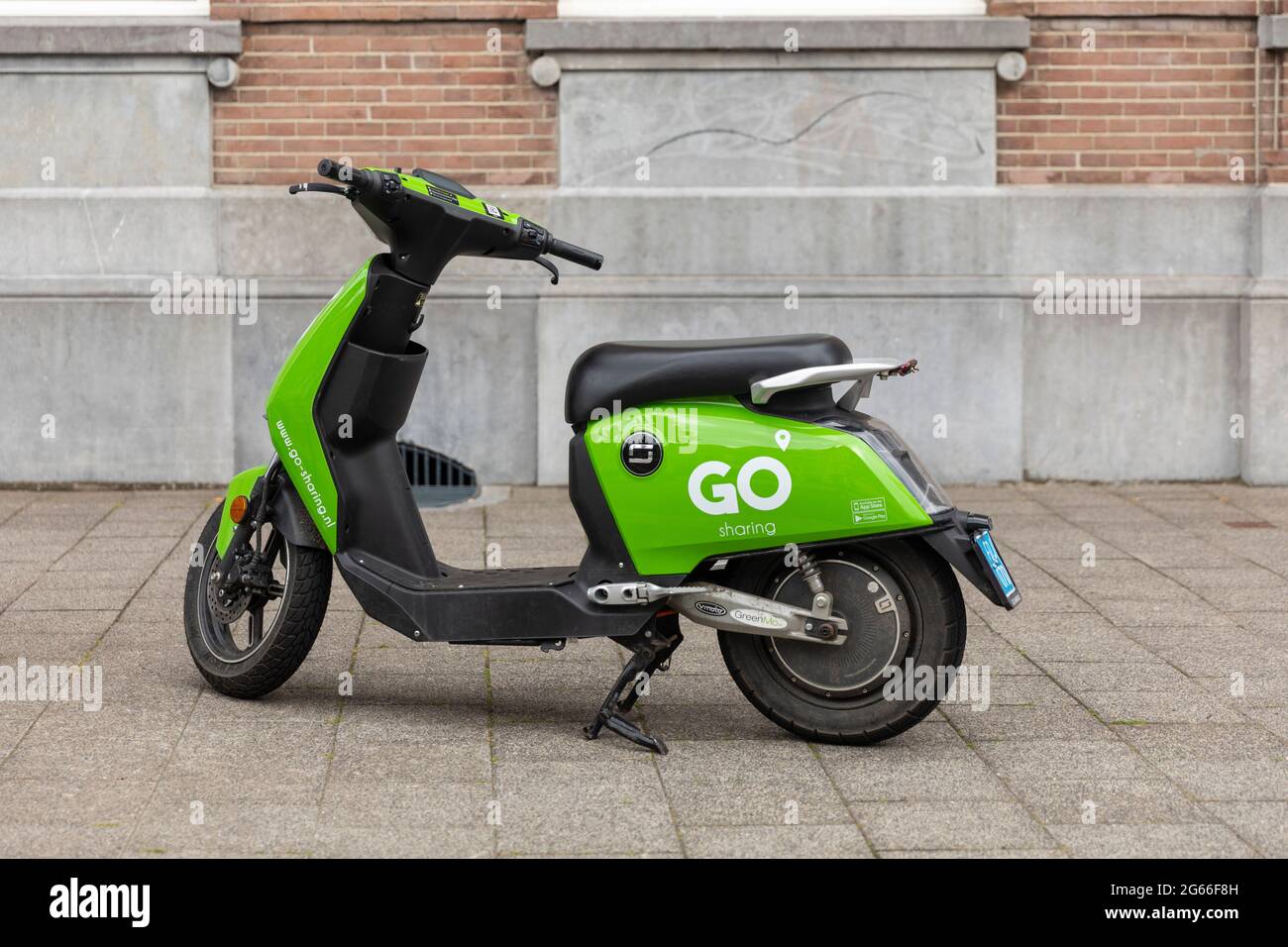 Breda, Niederlande 28. Juni 2021. Sharing Economy Elektroroller auf einem Bürgersteig in der Stadt geparkt, wartet auf gemietet werden und durch verwendet werden Stockfoto