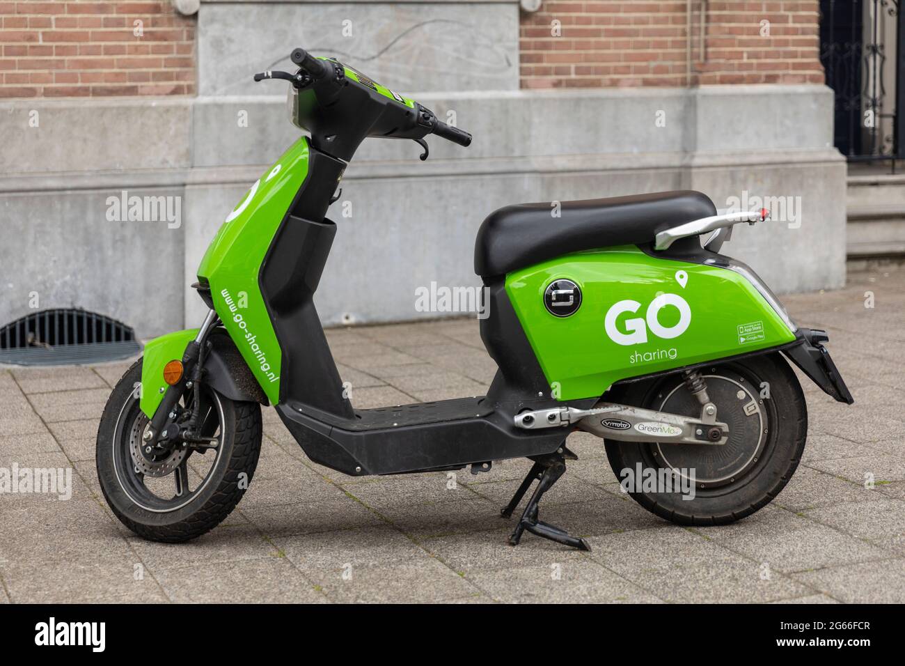 Breda, Niederlande 28. Juni 2021. Grüner Elektroroller, der auf einem  Bürgersteig in der Stadt geparkt ist und darauf wartet, über eine App  gemietet und genutzt zu werden. Teilen Stockfotografie - Alamy
