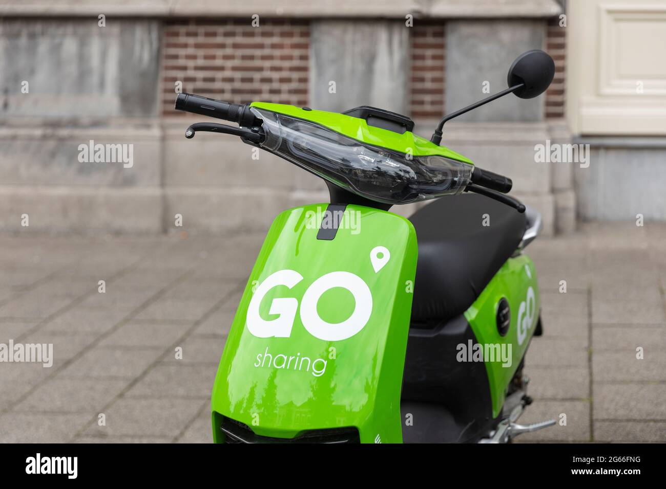 Breda, Niederlande 28. Juni 2021. Electric Green Scooter Detail auf einem Bürgersteig in der Stadt geparkt, wartet auf gemietet werden und über eine App verwendet werden. Nachhaltigkeit Stockfoto