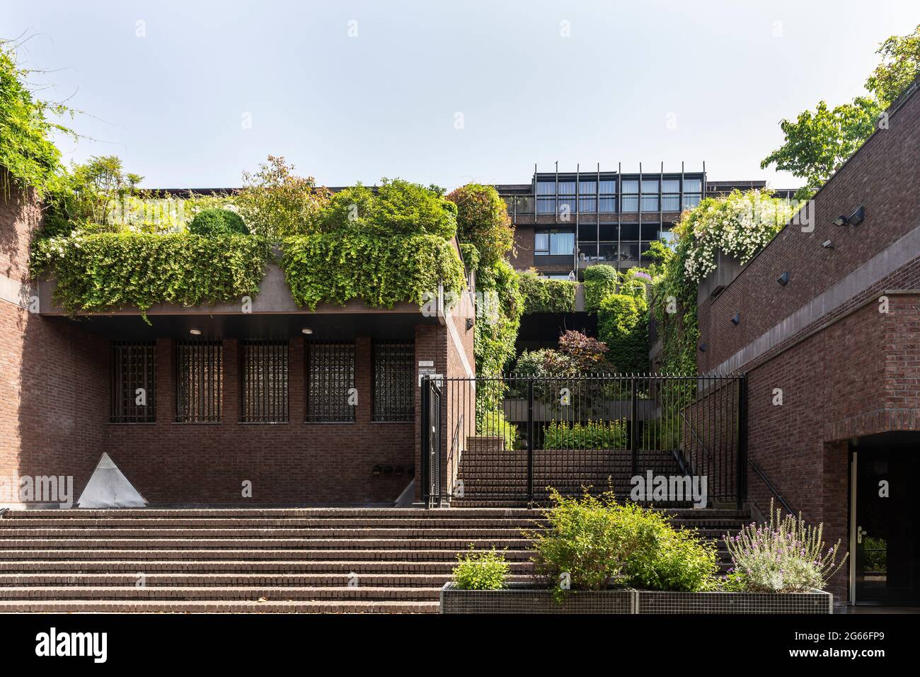 Eindhoven, Niederlande 18. Juni 2021. Vertikale Gartenstraße mit grüner Natur im Zentrum der Stadt mit Pflanzen, Grün, Blumen, überwachsen Stockfoto