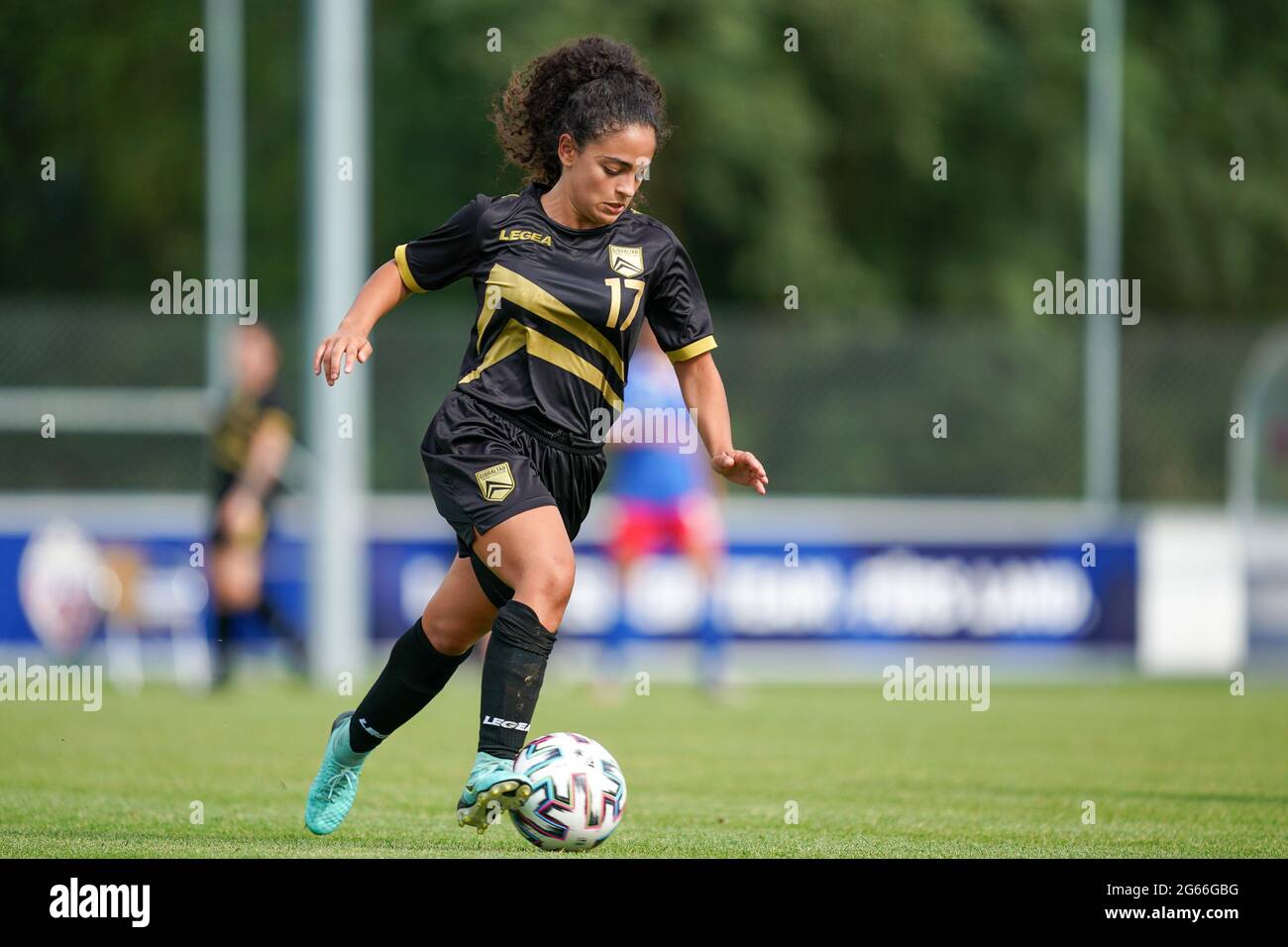 Ruggell, Liechtenstein. Juni 2021. Dahlia Salah El-DIN (17 Gibraltar) kontrolliert den Ball (Action) während des UEFA Womens International Freundschaftsspiel zwischen Liechtenstein und Gibraltar im Freizeitpark Widau Ruggell in Liechtenstein. Kredit: SPP Sport Pressefoto. /Alamy Live News Stockfoto