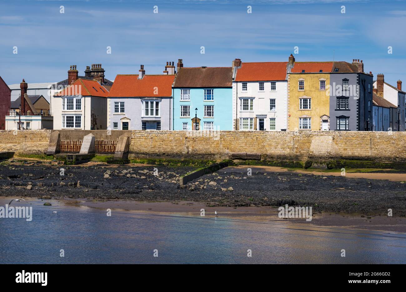 Farbenfrohe Reihenhäuser blicken auf die Stadtmauer an der Küste von Hartlepool, einer Stadt an der Küste von County Durham Stockfoto