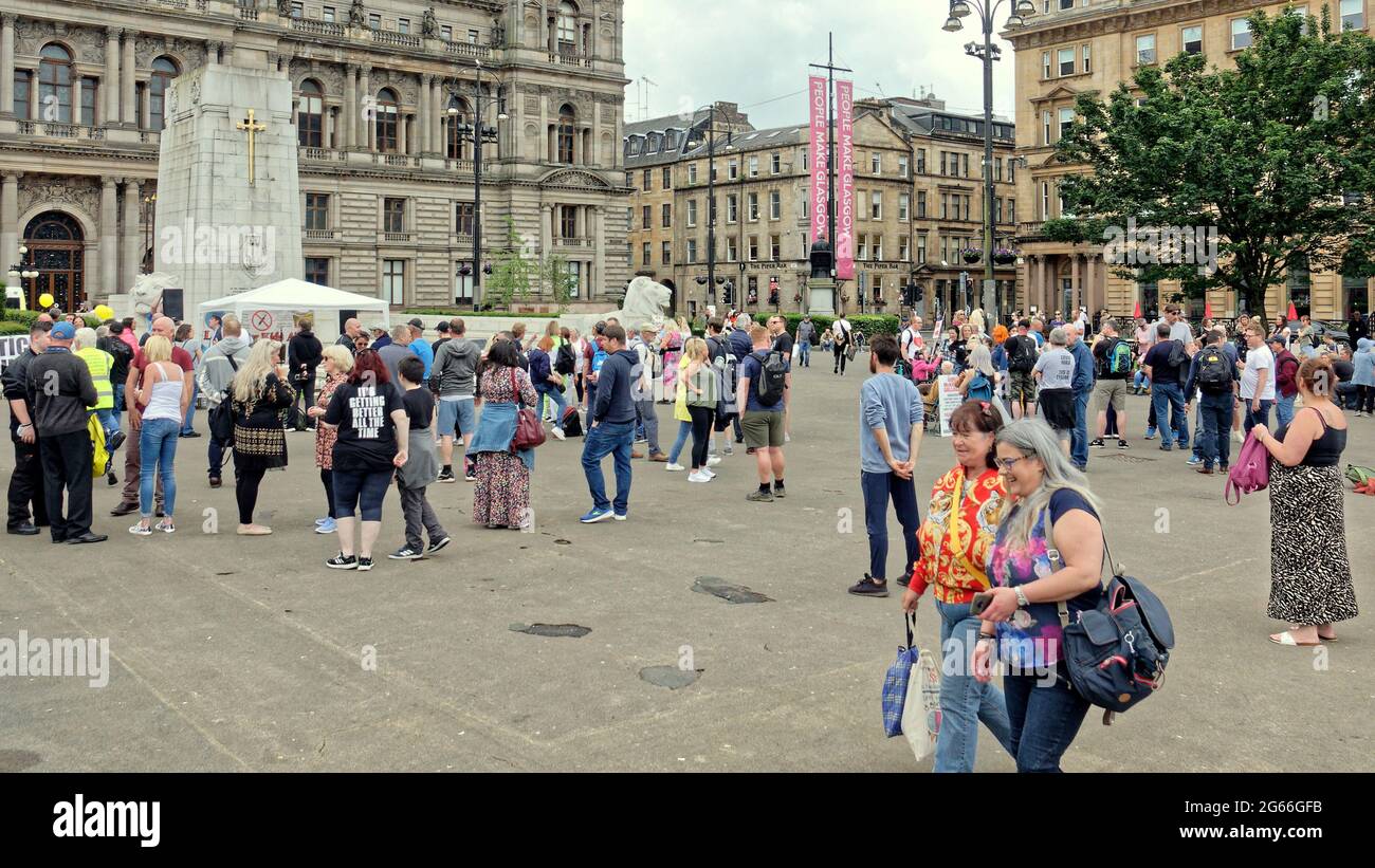 Glasgow, Schottland, Großbritannien, 3. Juli 2021. Die Polizei war überwältigt, als verschiedene Gruppen auftauten, um zu demonstrieren, dass mehr Teilnehmer als üblich angezogen wurden, kostenloser fluke, die Antivaxxer, die Freiheitspartei und jesus Saves gehörten zu denen, die in dem verpackten Kenotaph-Gebiet entdeckt wurden. Credit Gerard Ferry/Alamy Live News Stockfoto