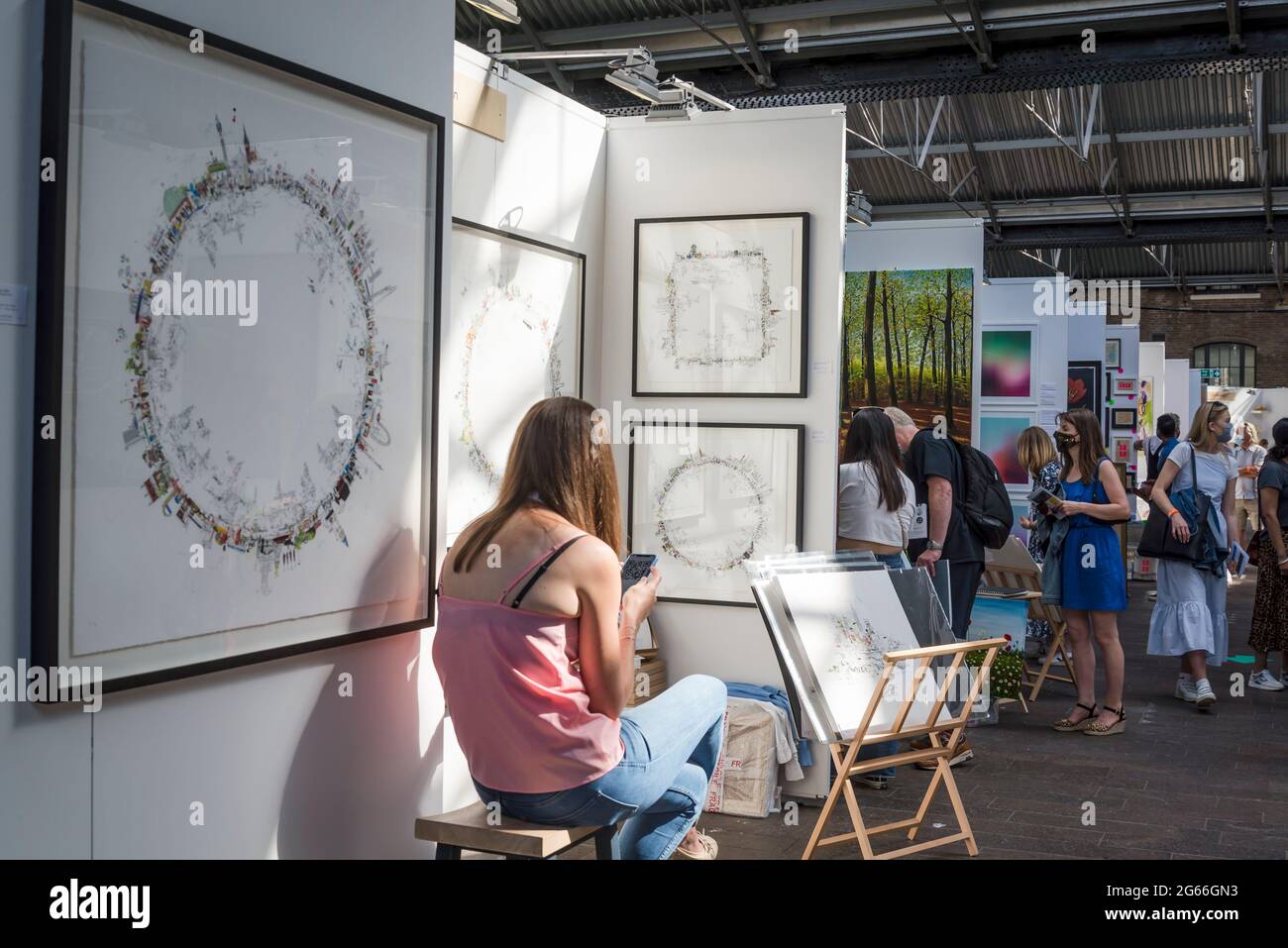 The Other Art Fair, presented by Saatchi Art, Held in West Handyside Canopy, Coal Drops Yard, Kings Cross, London, UK-32.dng Stockfoto