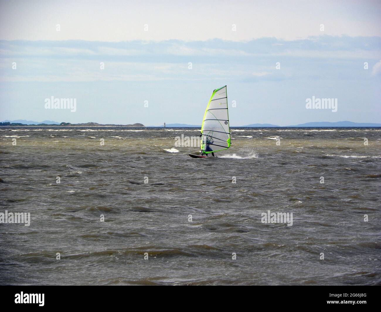 WEST KIRBY. WIRRAL. ENGLAND. 05-13-17. Windsurfsolisten segeln an der Mündung des Flusses Dee. Die Küste von Nordwales liegt im Hintergrund. Stockfoto
