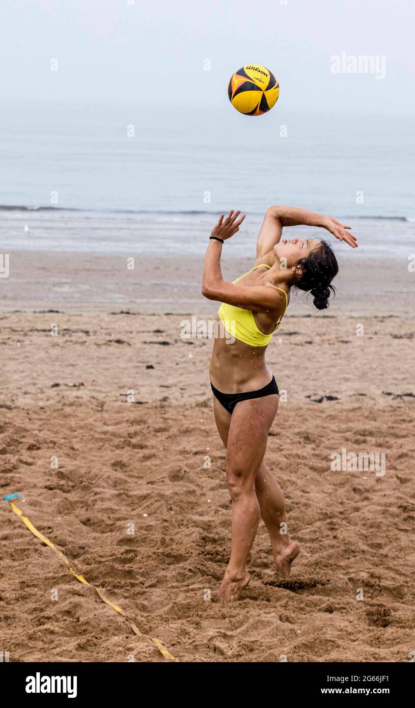 Edinburgh, Großbritannien. 03. Juli 2021 im Bild: Am Portobello Beach in der Nähe von Edinburgh findet eine Beachvolleyballveranstaltung der UK Beach Tour statt. An der Veranstaltung nehmen 16 männliche und 16 weibliche Teams Teil. Kredit: Rich Dyson/Alamy Live Nachrichten Stockfoto