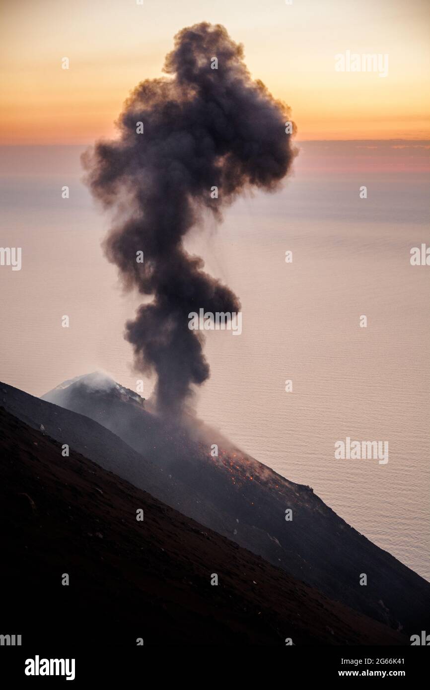 Explosion auf dem Gipfel des Vulkans Stromboli Stockfoto