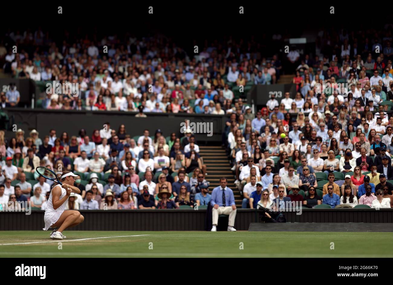 Kaja Juvan in Aktion während ihres Matches in der dritten Runde der Damen gegen Coco Gauff am sechsten Tag von Wimbledon im All England Lawn Tennis and Croquet Club in Wimbledon. Bilddatum: Samstag, 3. Juli 2021. Stockfoto
