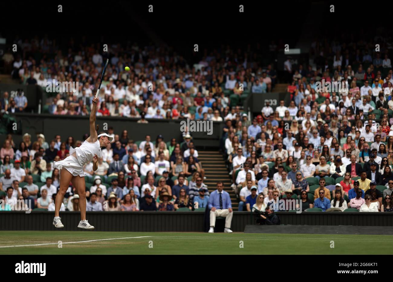 Kaja Juvan in Aktion während ihres Matches in der dritten Runde der Damen gegen Coco Gauff am sechsten Tag von Wimbledon im All England Lawn Tennis and Croquet Club in Wimbledon. Bilddatum: Samstag, 3. Juli 2021. Stockfoto