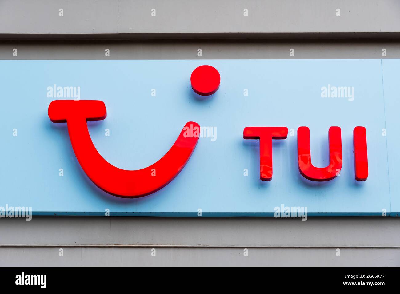 Zeichen einer TUI-Agentur. Die TUI Group ist ein führendes deutsches multinationales Unternehmen im Bereich Reisen und Tourismus Stockfoto