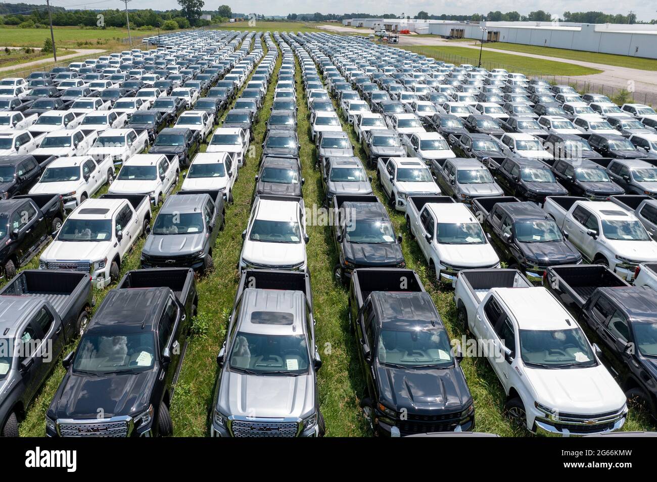 Fort Wayne, Indiana - Neue GMC- und Chevrolet-Pickup-Trucks sind abgestellt und können aufgrund des weltweiten Mangels an Halbleiterchips nicht verkauft werden. Die tr Stockfoto