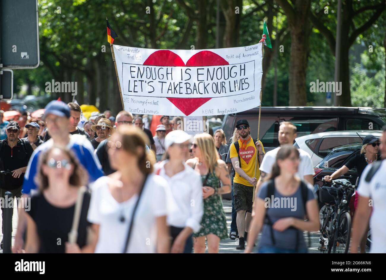 03. Juli 2021, Nordrhein-Westfalen, Bochum: So genannte Querdenker marschieren aus Protest aus der Innenstadt zum Veranstaltungsort am Kirmesplatz und tragen ein Plakat mit der Aufschrift „genug ist genug – nehmen wir unser Leben zurück“. Nach Angaben der Polizei zählt die Demonstration gegen die Corona-Schutzmaßnahmen 500 Teilnehmer. Foto: Jonas Güttler/dpa Stockfoto