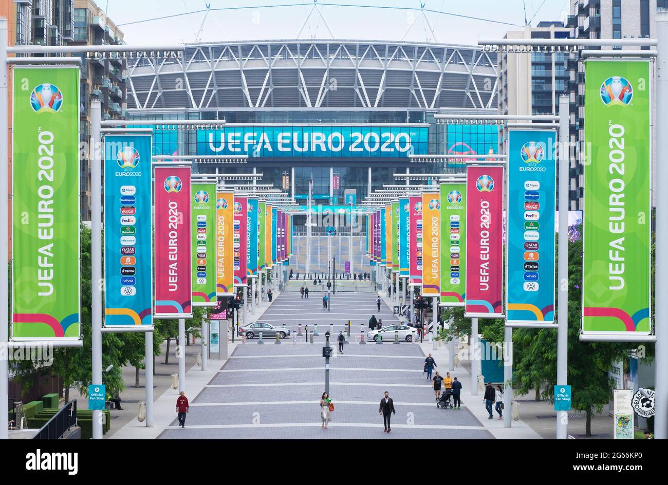 Das Wembley-Stadion ist mit bunten Bannern und Schildern für das UEFA Euro 2020-Fußballturnier geschmückt. London - 3. Juli 2021 Stockfoto