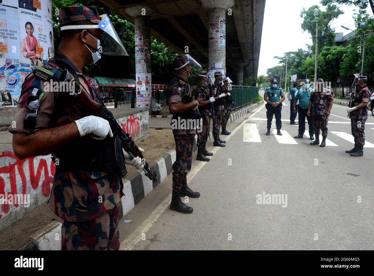 Mitarbeiter der Grenzwache von Bangladesch patrouillieren während der strengen Covid-19-Coronavirus-Sperre in Dhaka, Bangladesch, am 3. Juli 2021 auf der Straße an einem Kontrollpunkt. Die Behörden Bangladeschs verhängten eine Woche lang die landesweite Sperre, die aufgrund der zunehmenden Coronavirus-Infektionen und der Todesfälle durch Coronavirus im Land immer häufiger durchgeführt wurde. Stockfoto