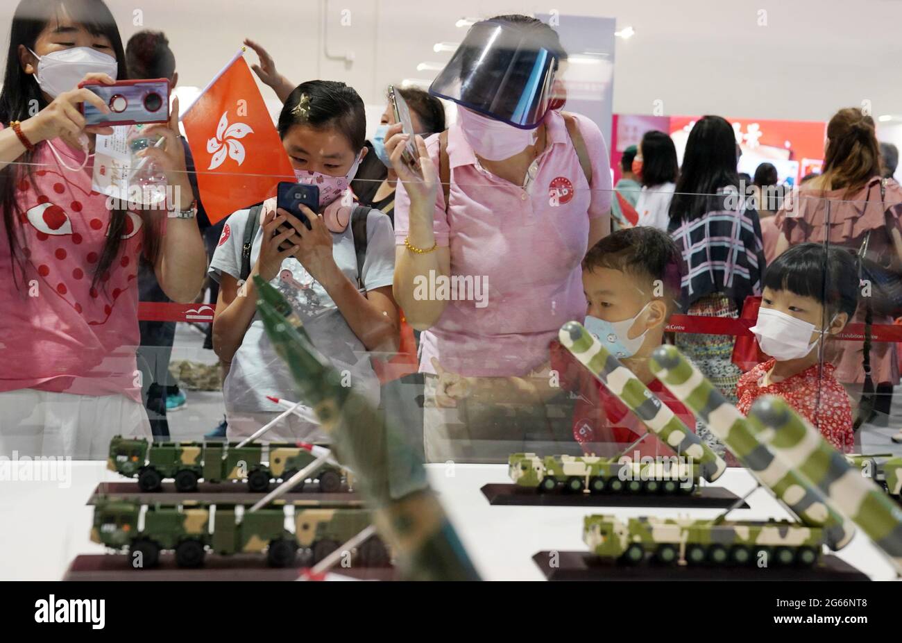 (210703) -- HONGKONG, 3. Juli 2021 (Xinhua) -- Menschen besuchen eine Ausstellung über die Geschichte und die Errungenschaften der Kommunistischen Partei Chinas (KPCh) anlässlich des 100. Jahrestages der Gründung der KPCh im südchinesischen Hongkong, 3. Juli 2021. (Xinhua/Li Gang) Stockfoto