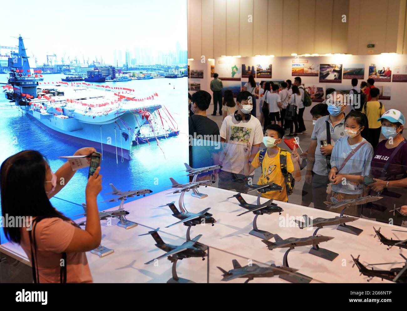 (210703) -- HONGKONG, 3. Juli 2021 (Xinhua) -- Menschen besuchen eine Ausstellung über die Geschichte und die Errungenschaften der Kommunistischen Partei Chinas (KPCh) anlässlich des 100. Jahrestages der Gründung der KPCh im südchinesischen Hongkong, 3. Juli 2021. (Xinhua/Li Gang) Stockfoto