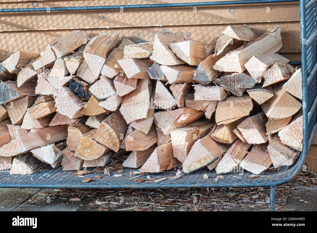 Ein Stapel Brennholz, um im Winter warm zu halten Stockfoto