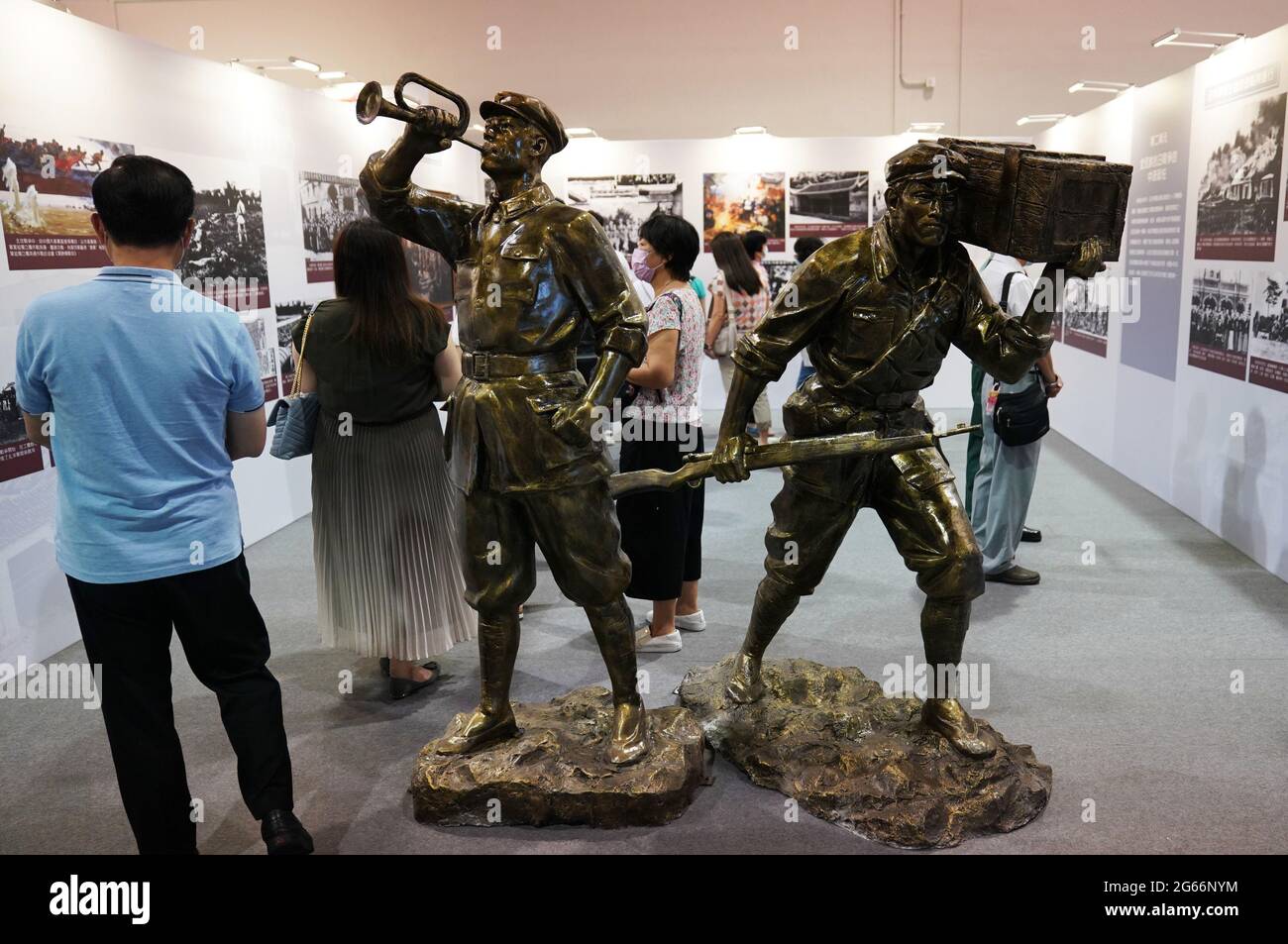 (210703) -- HONGKONG, 3. Juli 2021 (Xinhua) -- Menschen besuchen eine Ausstellung über die Geschichte und die Errungenschaften der Kommunistischen Partei Chinas (KPCh) anlässlich des 100. Jahrestages der Gründung der KPCh im südchinesischen Hongkong, 3. Juli 2021. (Xinhua/Li Gang) Stockfoto