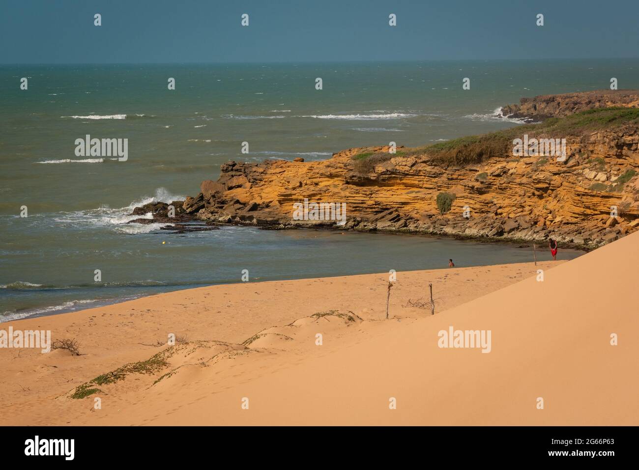 Meereswellen schlagen gegen die Felsen an der Küste von Punta Gallinas (Kap Gallinas, 'Kap Hens'), dem höchsten Punkt in Nord-Kolumbien Stockfoto