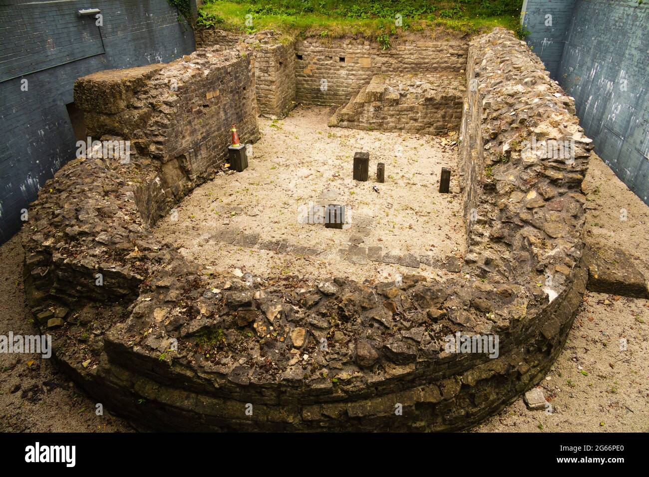 Die ausgegrabenen Überreste der Stadt Lincoln East Gate, North Tower. Stein aus dem 3. Jahrhundert. Stockfoto