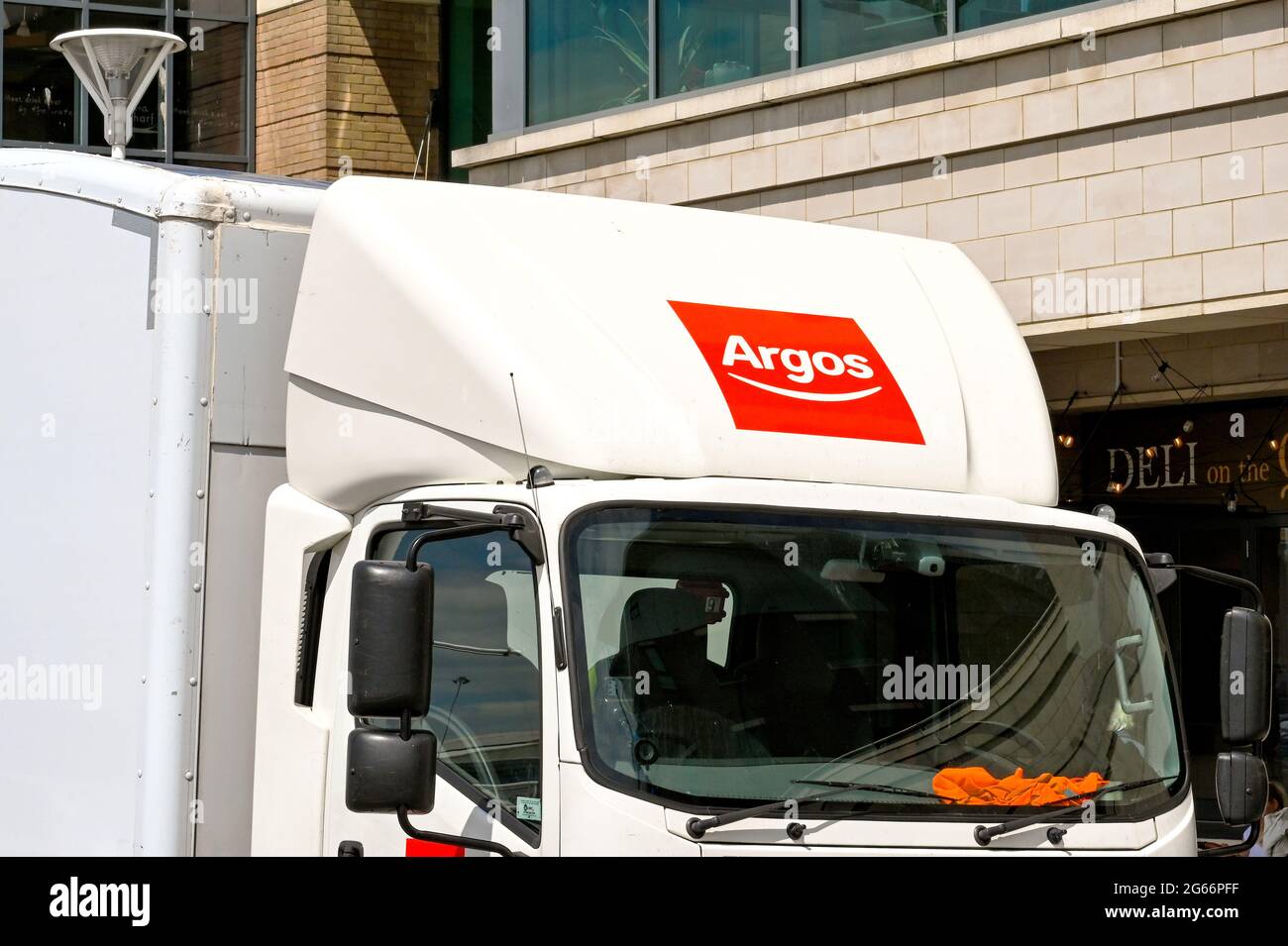 Poole, England - Juni 2021: Argos-LKW liefert Waren im Stadtzentrum von Poole. Die Argos-Kette gehört nun Sainsbury's. Stockfoto