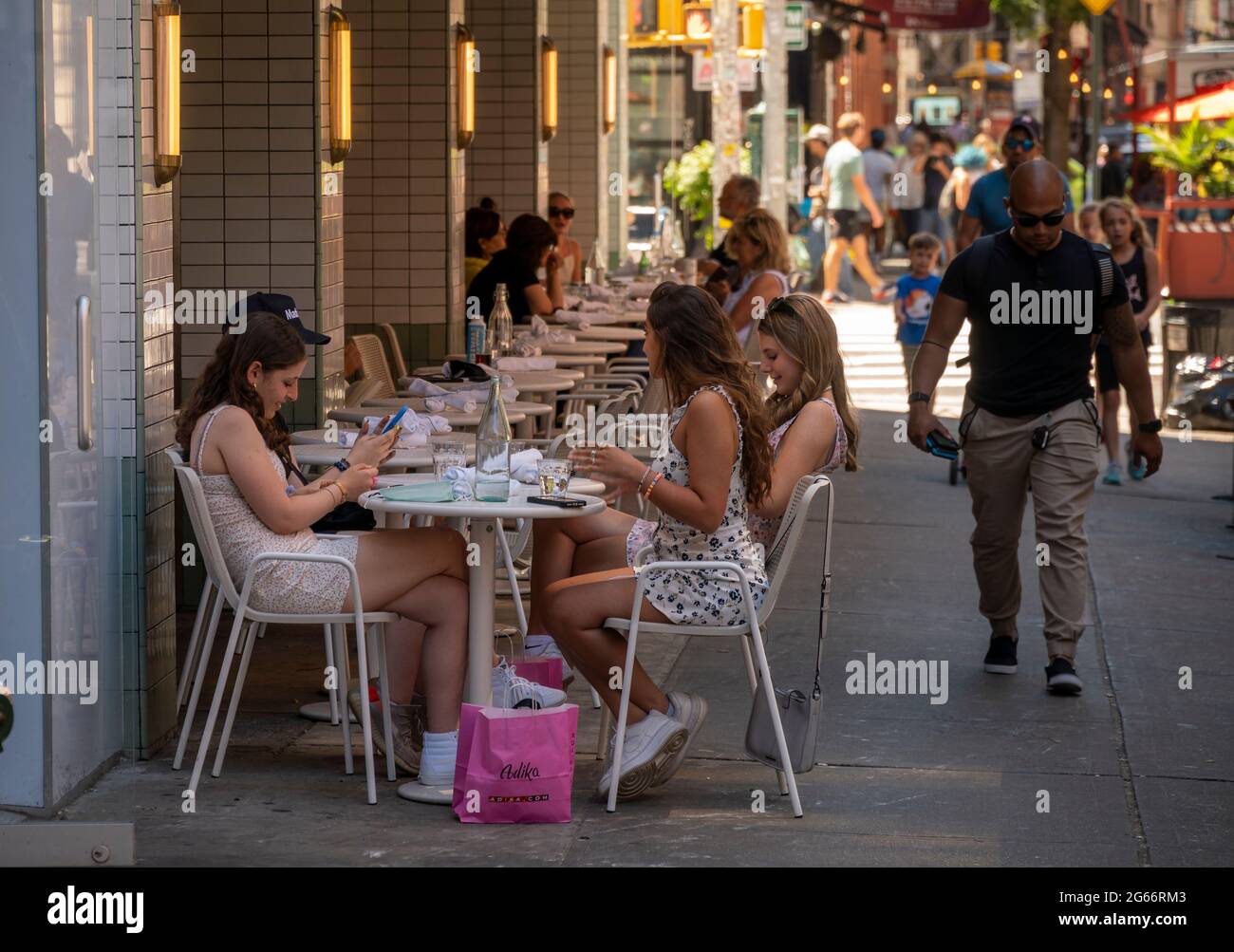 Abendessen unter freiem Himmel im Nolita in New York am Donnerstag, den 24. Juni 2021. (© Richard B. Levine) Stockfoto