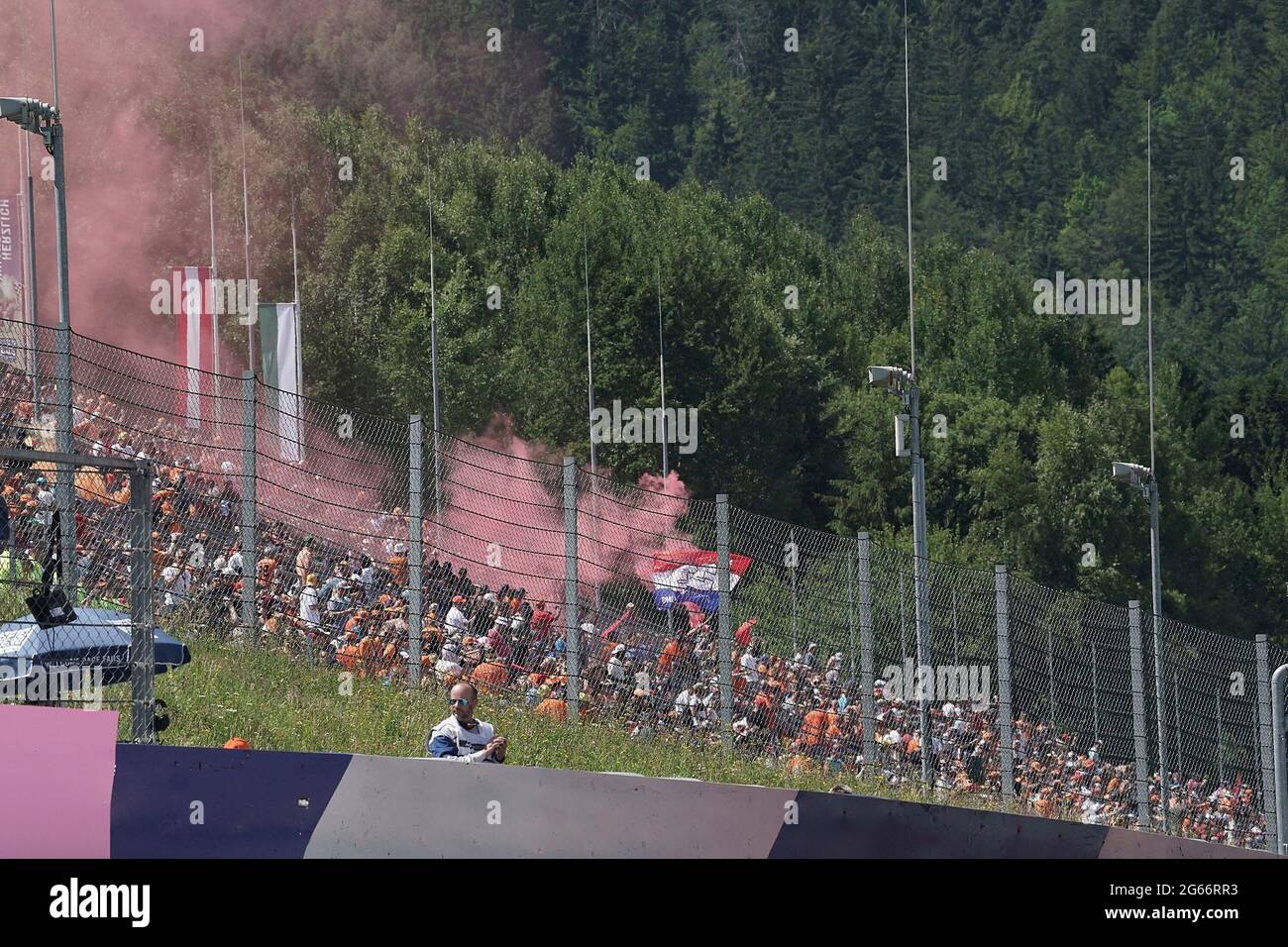 3 Juli 21 Red Bull Ring Spielberg Formel 1 Bwt Grosser Preis Von Osterreich 21 Im Bild Zuschauer Auf Den Tribunen In Spielberg Stockfotografie Alamy